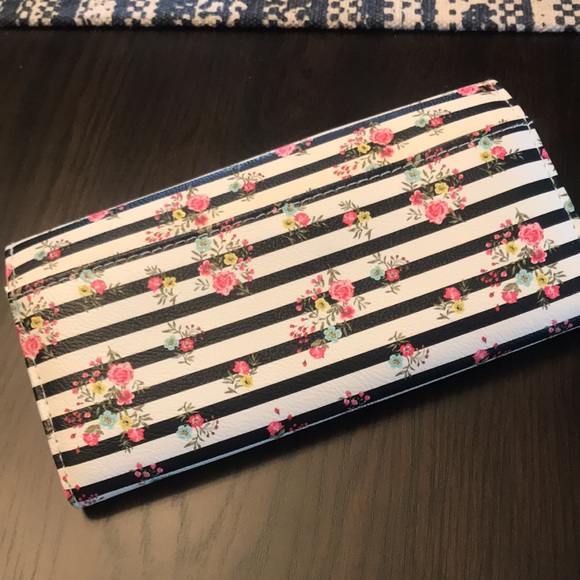 Pretty Wallet 🌸 - Picture 4 of 9